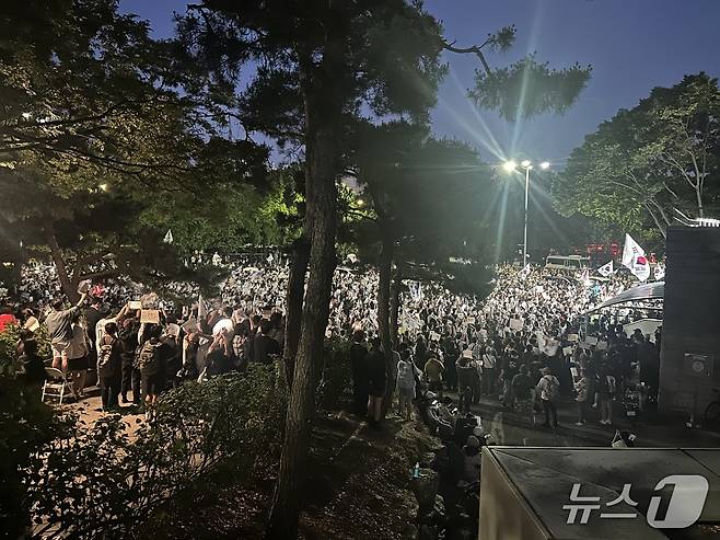 5일 오후 잠실 핸드볼경기장 앞에 "재선거"를 촉구하는 시위자들이 모여 출입구를 봉쇄하고 있다. 2026.06.05/ⓒ 뉴스1 강서연 기자