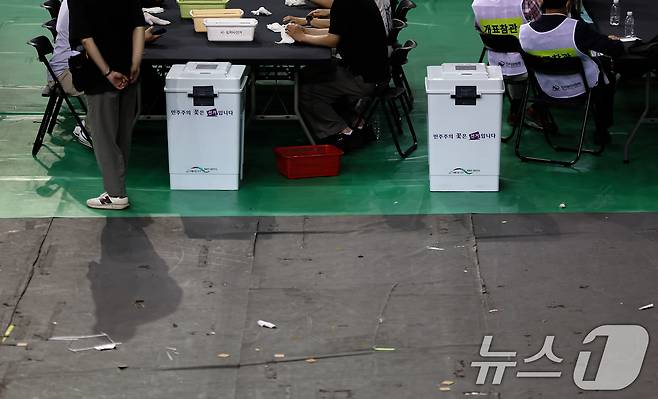 5일 서울 송파구 올림픽공원 핸드볼경기장에서 '투표용지 부족 사태'가 불거져 개표가 미뤄졌던 잠실7동 제2투표소 투표함의 개표가 진행되고 있다. 2026.6.5 ⓒ 뉴스1 김도우 기자