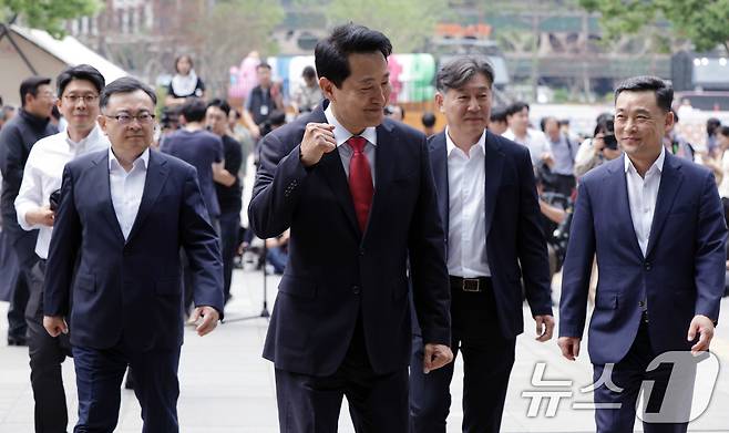 오세훈 서울시장 당선인이 4일 오전 서울시청 정문에서 감사인사를 마친 뒤 시청 로비로 향하고 있다. (공동취재) 2026.6.4 ⓒ 뉴스1 이호윤 기자