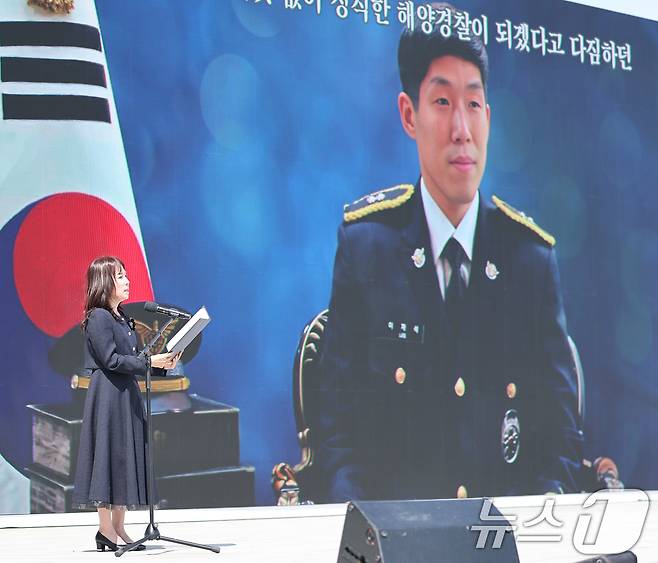 고 이재석 경사 모친 백연재 씨가 6일 서울 동작구 국립서울현충원에서 열린 제71회 현충일 추념식에서 '아들에게 전하는 편지'를 낭독하고 있다. (청와대통신사진기자단) 2026.6.6 ⓒ 뉴스1 이재명 기자