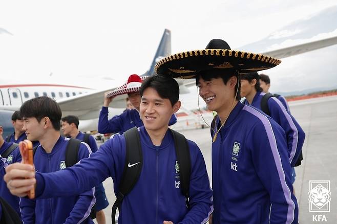 대한민국 축구대표팀 이동경과 설영우가 5일(현지시간) 2026 국제축구연맹(FIFA) 북중미월드컵이 열리는 멕시코 할리스코 과달라하라의 미겔 이달고 이 코스티야 국제공항으로 도착, 멕시코 모자를 쓰고 셀카를 찍고 있다. (대한축구협회 제공. 재판매 및 DB 금지) 2026.6.6 ⓒ 뉴스1