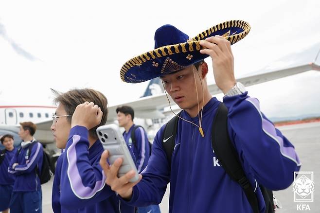 대한민국 축구대표팀 오현규가 5일(현지시간) 2026 국제축구연맹(FIFA) 북중미월드컵이 열리는 멕시코 할리스코 과달라하라의 미겔 이달고 이 코스티야 국제공항으로 도착, 전통 모자를 쓰고 셀카를 찍고 있다. (대한축구협회 제공. 재판매 및 DB 금지) 2026.6.6 ⓒ 뉴스1