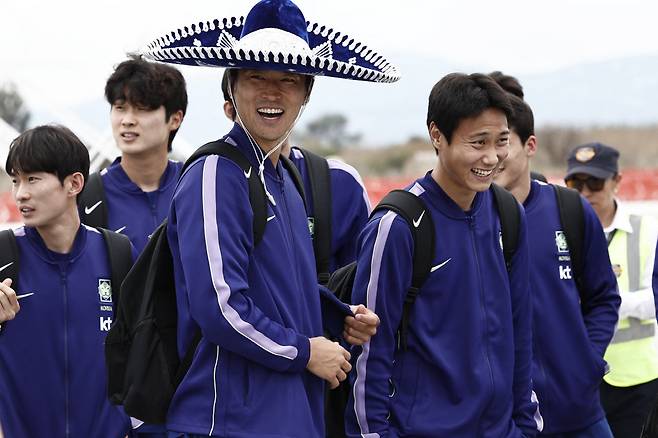 Korea Republic's players arrive at the Guadalajara International Airport Miguel Hidalgo on the outskirts of Guadalajara, Mexico on June 5, 2026, ahead of the FIFA 2026 World Cup football tournament. (Photo by Ulises Ruiz / AFP)







<저작권자(c) 연합뉴스, 무단 전재-재배포, AI 학습 및 활용 금지>