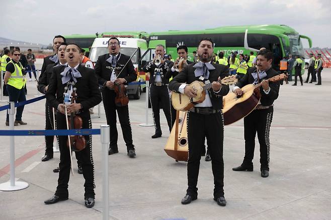 Mariachis perform as Korea Republic's players arrive at the Guadalajara International Airport Miguel Hidalgo on the outskirts of Guadalajara, Mexico on June 5, 2026, ahead of the FIFA 2026 World Cup football tournament. (Photo by Ulises RUIZ / AFP)







<저작권자(c) 연합뉴스, 무단 전재-재배포, AI 학습 및 활용 금지>