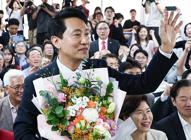 6·3 지방선거에서 당선된 오세훈 국민의힘 서울시장 후보가 4일 서울 종로구 선거사무소에서 꽃다발을 전달 받고 환호 하고 있다. 2026.6.4 . 뉴스1