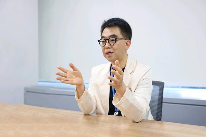 서상원 삼성서울병원 신경과 교수는 40대부터 뇌의 노화가 본격적으로 진행되기 때문에 ‘뇌 저장고’를 늘리는 생활 습관을 만들어야 한다고 강조했다. 서 교수는 건망증이 반복되면 인지 장애 검사를 받아볼 것을 권했다. 삼성서울병원 제공