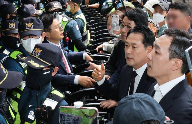 국민의힘 장동혁 대표가 지난 5일 잠실7동 투표함 개표가 진행되고 있는 서울 송파구 올림픽공원 핸드볼경기장을 찾아 경찰과 대치하고 있다. 연합뉴스