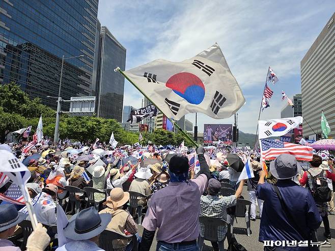 6일 서울 광화문에서 대한민국바로세우기국민운동본부 주최로 '6·6 광화문 국민대회'가 열리고 있다. 사진=박성현 기자