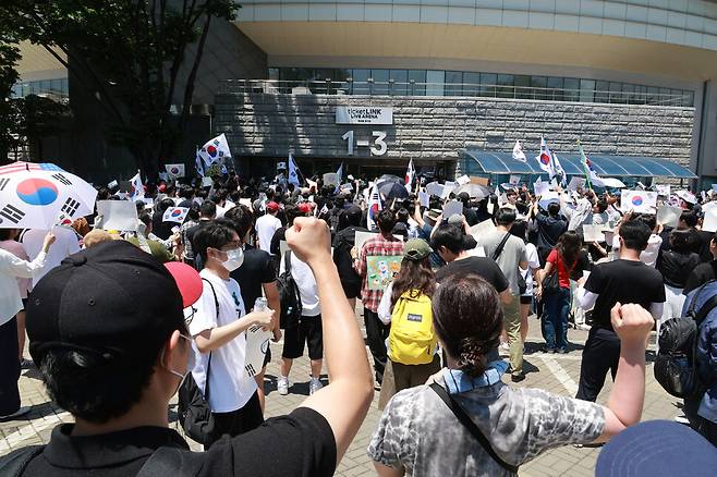부정선거를 주장하는 시위대가 6일 오전 서울 송파구 올림픽공원 핸드볼경기장 앞에서 투표지 부족 사태를 규탄하며 재선거를 요구하는 집회를 하고 있다. 정용일 선임기자 yongil@hani.co.kr