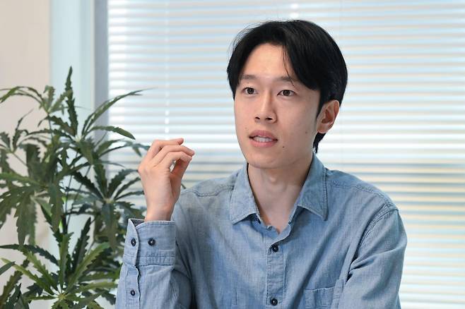 유튜버 이충녕씨는 지난달 18일 서울 홍대입구역 근처 공유사무실에서 한국일보와 만나 "요즘 지식 유튜버들은 쏟아져 나오는 인공지능(AI) 영상들 때문에 조회수에 타격을 보는 경우가 있다"며 "그런 타격을 어떻게 하면 덜 받을까 늘 고민한다"고 말했다. 박지연 인턴기자