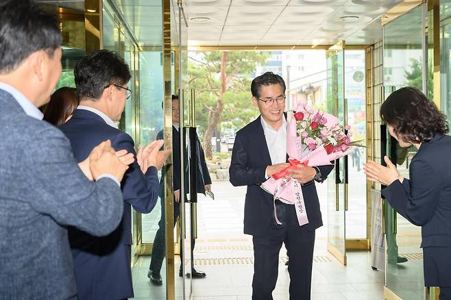 재선에 성공한 이기재 양천구청장이 4일 서울 양천구청에서 직원들의 환영을 받고 있다. 이기재 캠프 제공