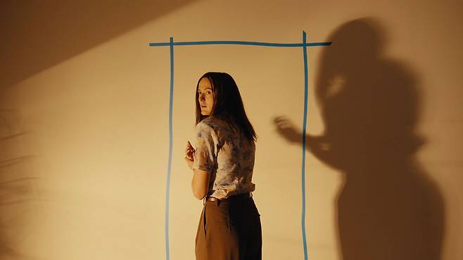 영화 '백룸' 스틸컷. 클락을 상담하는 의사 메리가 평소에 클락이 말하던 가구 매장의 백룸을 찾고 있다. [사진 바이포엠 스튜디오]