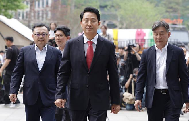 오세훈 서울시장이 4일 서울시청 정문에서 감사 인사를 마친 뒤 시청 로비로 향하고 있다.   연합뉴스