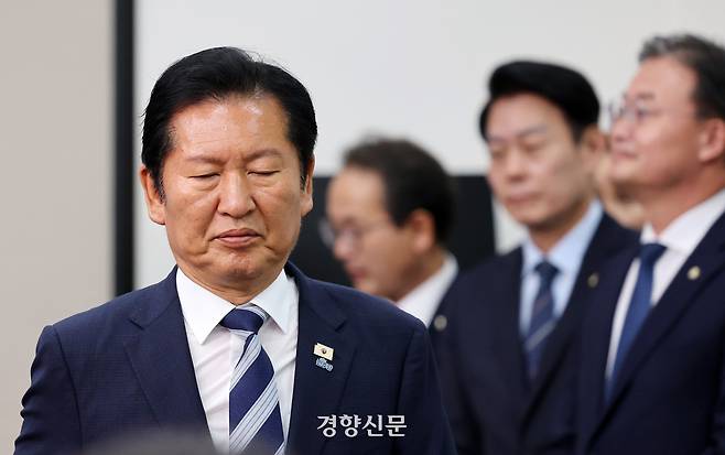 정청래 더불어민주당 대표(왼쪽)가 6월 4일 국회 당대표 회의실에서 열린 기자회견에 무거운 표정으로 입장하고 있다. 박민규 선임기자