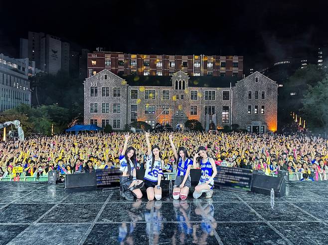 ILLIT takes a photo with students after performing at Chung-Ang University's spring festival on May 21. [SCREEN CAPTURE]