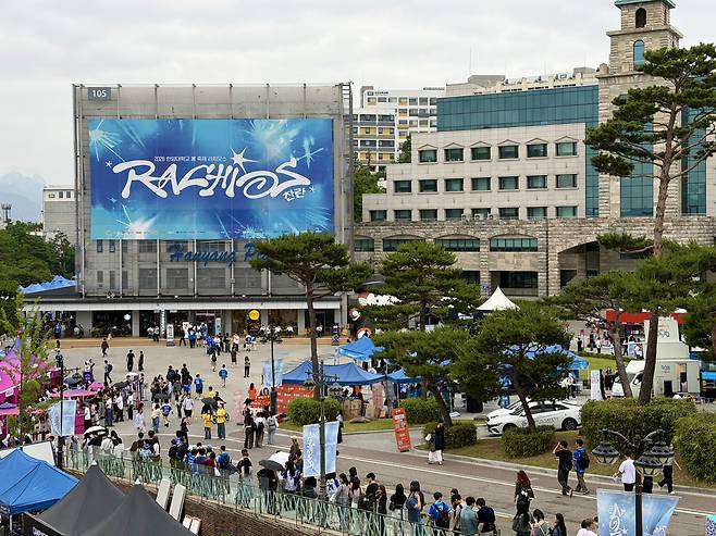 Students form long lines at Hanyang University on May 27 as they wait to get wristbands that allow them to view performances from student-only zones. [LEE TAE-HEE]