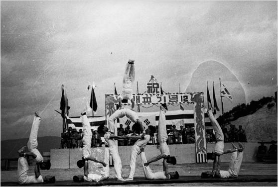 Students performance during Shinheung Junior College's spring festival held in Oct. 1956. [KYUNG HEE UNIVERSITY]