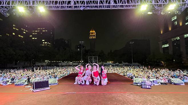 Le Sserafim takes a photo with the crowd after performing at Sejong University's spring festival on May 20. [SCREEN CAPTURE]