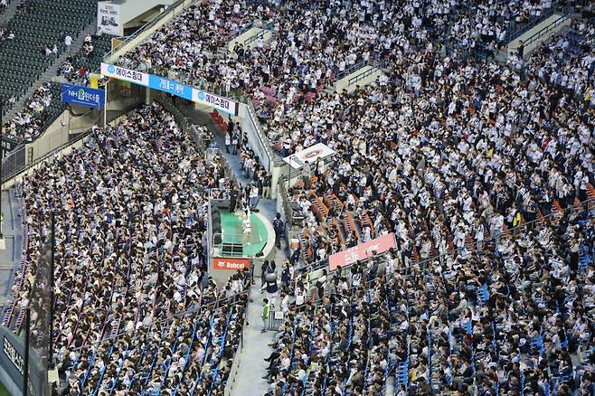 올해 프로야구 누적 입장 관중이 역대 최소 경기로 400만명을 돌파한 21일 서울 잠실야구장에서 열린 2026 프로야구 KBO리그 NC 다이노스와 두산 베어스의 경기에서 관중들이 응원전을 펼치고 있다. 연합뉴스