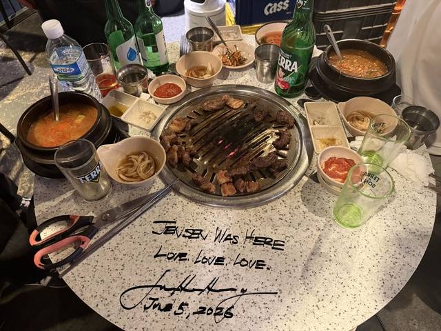 젠슨 황 엔비디아 CEO가 남긴 사인. 뉴시스