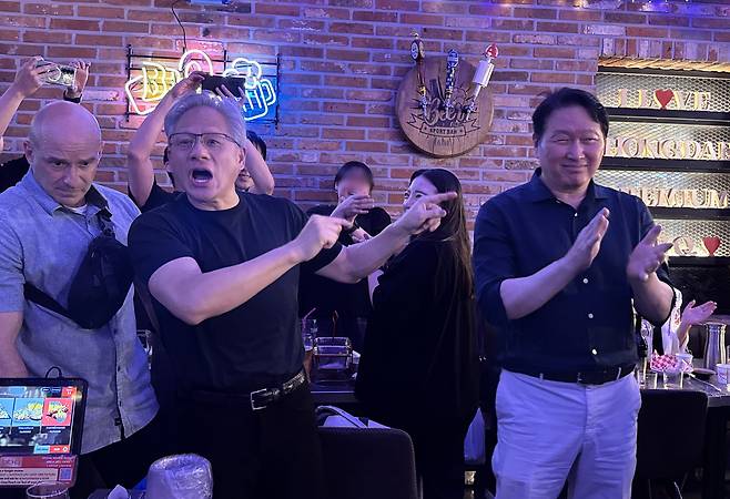 젠슨 황 엔비디아 최고경영자(CEO)가 5일 서울 마포구 비비큐(BBQ) 홍대입구점에서 최태원 SK그룹 회장, 구광모 LG그룹 회장, 이해진 네이버 의장 등과 대화하고 있다. [연합]