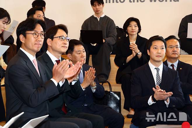[서울=뉴시스] 고승민 기자 = 지난 3월 25일 서울 여의도 코인원에서 열린 디지털자산 과세 제도 개선 관련 현장간담회에서 차명훈(오른쪽 두번째) 코인원 대표, 오세진(왼쪽) 코빗 대표, 이재원(왼쪽 두번째) 빗썸 대표, 오경석(왼쪽 세번째) 두나무 대표 등 디지털자산거래소 대표자들이 박수치고 있다. 2026.03.25. kkssmm99@newsis.com