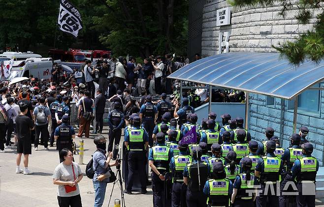 [서울=뉴시스] 홍효식 기자 = 5일 잠실7동 투표함 개표가 진행되고 있는 서울 송파구 올림픽공원 핸드볼경기장에서 경찰들이 근무하고 있다. 2026.06.05. yesphoto@newsis.com