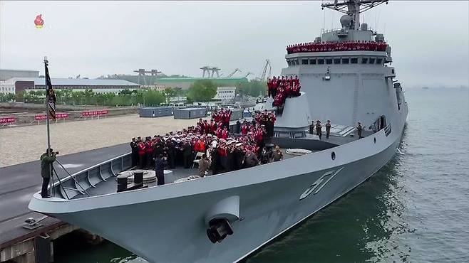 [서울=뉴시스] 김정은 북한 국무위원장이 지난 7일 구축함 최현호를 방문해 취역을 앞두고 진행되는 함의 기동능력종합평가시험을 참관하고 오는 6월 중순 해군 인도를 명령했다고 조선중앙TV가 8일 보도했다.(사진=조선중앙TV 캡쳐) 2026.05.08. photo@newsis.com *재판매 및 DB 금지