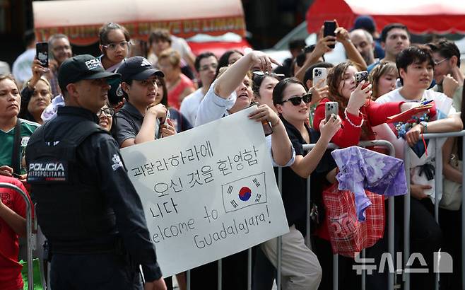 [과달라하라(멕시코)=뉴시스] 김명년 기자 = 5일(현지 시간) 멕시코 과달라하라에 마련된 대한민국 축구국가대표팀 숙소 앞에서 팬들이 선수들을 기다리고 있다. 2026.06.06. kmn@newsis.com