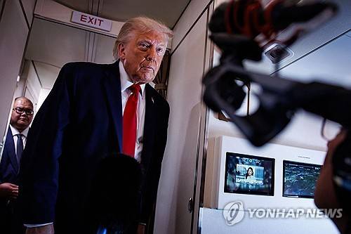 기내에서 기자들 질문에 답하는 트럼프 [AFP=연합뉴스 제공]