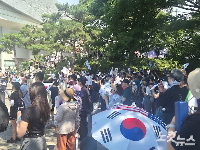 6일 오전 서울 송파구 올림픽공원 핸드볼경기장 앞에는 전날 밤부터 모인 시민들이 재선거 실시를 요구하며 집회를 이어가고 있다. 주보배 기자