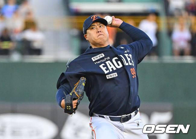 [OSEN=부산, 이석우 기자] 5일 부산 사직야구장에서 2026 신한 SOL KBO 리그 롯데 자이언츠와 한화 이글스의 경기가 열렸다. 홈팀 롯데는 로드리게스가, 방문팀 한화는 류현진이 선발 출전했다.한화 이글스 선발 투수 류현진이 역투하고 있다. 2026.06.05 / foto0307@osen.co.kr