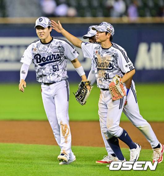 [OSEN=잠실, 박준형 기자] 두산이 약속의 8회를 앞세워 2주 만에 5할 승률 고지를 밟았다.프로야구 두산 베어스는 5일 서울 잠실구장에서 열린 2026 신한 SOL KBO리그 키움 히어로즈와의 시즌 6차전에서 4-3으로 승리했다.&nbsp;경기종료 후 결승타 날린 조수행이 정수빈, 카메론과 승리의 기쁨을 나누고 있다.   2026.06.05 / soul1014@osen.co.kr