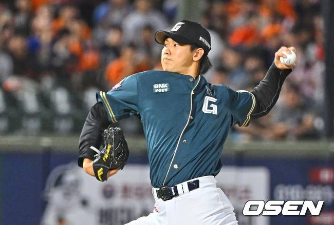 [OSEN=부산, 이석우 기자] 5일 부산 사직야구장에서 2026 신한 SOL KBO 리그 롯데 자이언츠와 한화 이글스의 경기가 열렸다. 홈팀 롯데는 로드리게스가, 방문팀 한화는 류현진이 선발 출전했다.롯데 자이언츠 홍민기가 역투하고 있다. 2026.06.05 / foto0307@osen.co.kr