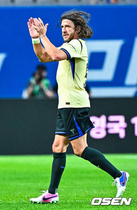 [OSEN=서울월드컵경기장, 민경훈 기자] 6일 서울월드컵경기장에서 2026 챔피언스 임팩트 인 서울(2026 CHAMPIONS IMPACT IN SEOUL) 경기가 열렸다.2026 챔피언스 임팩트 인 서울은 바르셀로나 레전드 팀과 리버풀 레전드(The Reds) 팀이 맞붙는 이벤트 매치다.후반 바르샤 레전드팀의 카를레스 푸욜이 교체되며 박수를 보내고 있다.  2026.06.06&nbsp;/ rumi@osen.co.kr