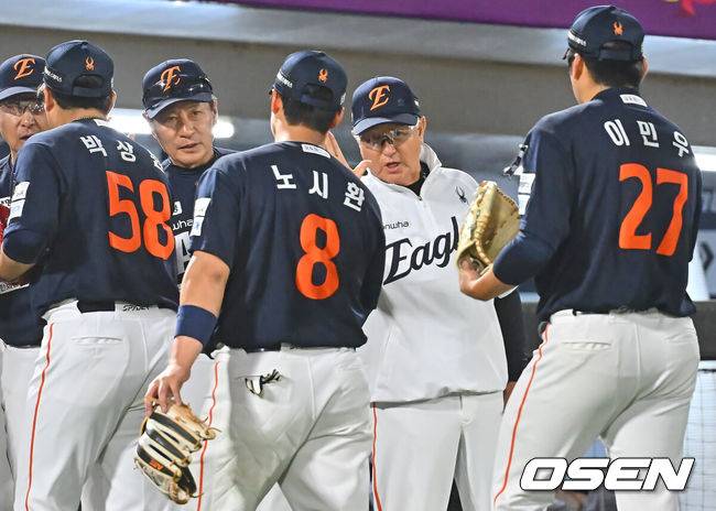 [OSEN=부산, 이석우 기자] 6일 부산 사직야구장에서 2026 신한 SOL KBO 리그 롯데 자이언츠와 한화 이글스의 경기가 열렸다. 홈팀 롯데는 이민석이, 방문팀 한화는 에르난데스가 선발 출전했다.한화 이글스 김경문 감독이 롯데 자이언츠에 7-2로 극적인 역전승을 올리고 노시환과 하이파이브를 하고 있다. 2026.06.06 / foto0307@osen.co.kr