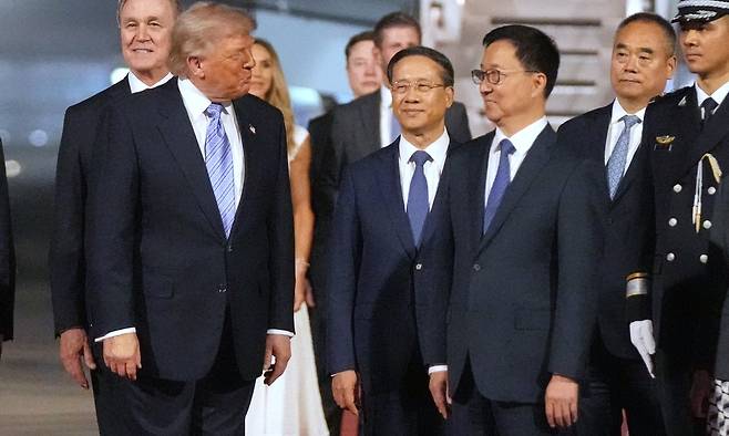 지난 5월13일 중국 베이징을 방문한 도널드 트럼프 미국 대통령(왼쪽 두 번째)이 전용기 ‘에어포스원’에서 내려 한정 중국 국가부주석(오른쪽 세 번째)의 영접을 받고 있다. AP연합