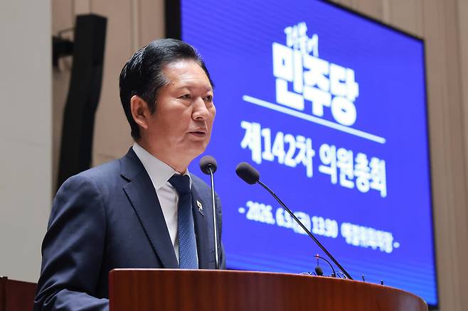 정청래 더불어민주당 대표가 5일 국회에서 22대 국회 후반기 의장단을 선출하는 본회의를 앞두고 열린 의원총회에 참석해 발언하고 있다. 연합뉴스