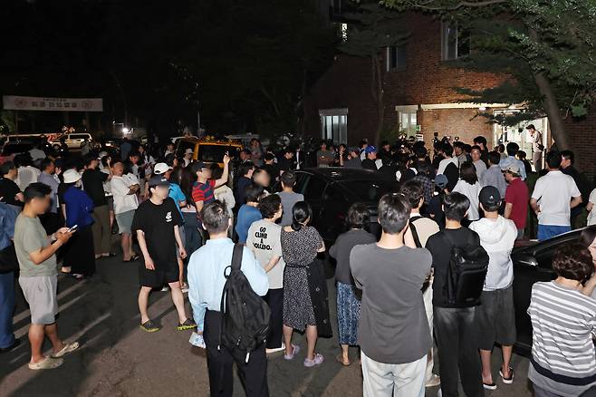 6·3 지방선거 본투표일인 3일 투표용지 부족으로 투표시간이 오후 10시까지 연장된 서울 송파구 잠실7동 제2투표소 앞에 주민들이 모여 있다. 연합뉴스