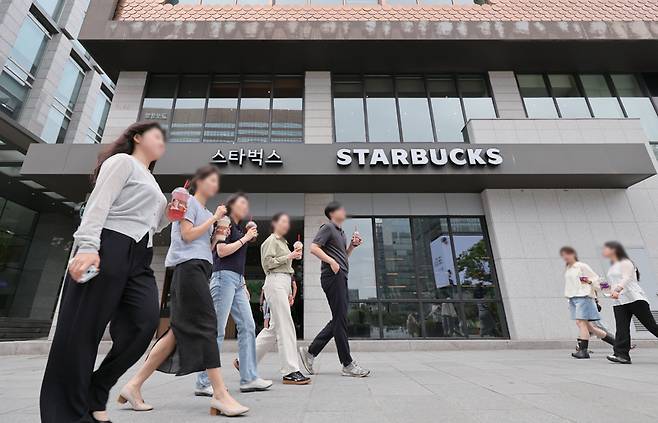 5월27일 서울 스타벅스 광화문점 앞을 시민들이 다른 브랜드 커피를 들고 지나고 있다. ⓒ시사저널 박정훈