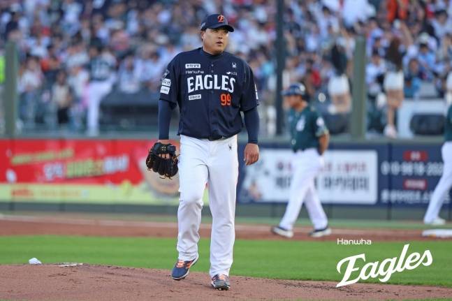한화 이글스 류현진(왼쪽)이 5일 부산 사직야구장에서 열린 롯데 자이언츠와 2026 신한 SOL KBO리그 방문경기에 선발 등판해 이닝을 마치고 더그아웃으로 향하고 있다. /사진=한화 이글스 제공