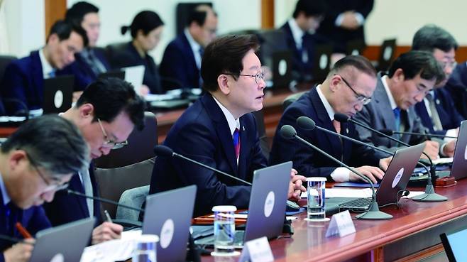 이재명 정부의 경제성적표는 좋은 평가를 받고 있다. 하지만 경기하방 요인도 많다. 여야는 지선에서 드러난 민심을 받아들이고 민생 현안에 귀를 기울여야 한다.[사진 | 뉴시스]