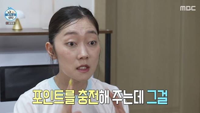 Kim Dae-ho joked that hes been feeling a bit insecure about his work lately.The episode of MBCs I Live Alone (hereinafter I Live Alone) that aired on the 5th featured Jeon Hyun-moo, Ki Ahn 84, Code Kunst, Goo Sung-hwan, Kim Dae-ho, and Park Kyung-hye.Park Kyung-hye, who has been living on her own for six months, confessed, Since appearing on I Live Alone, Ive received a lot of support from those around me. Not only seniors like Kim Hye-soo, Cha Tae-hyun, and Yoo In-na, but also many other seniors Ive worked with have been cheering me on.Park Kyung-hye said cheerfully, So now, even if I make a few mistakes, I often think I should try doing things on my own. Thats why Im handling more things by myself these days. Park Kyung-hye, who previously revealed on I Live Alone that she also works part-time, received support from Jeon Hyun-moo and Ki-an 84, who said, Weve walked by the café where you work just to see your face. Park Kyung-hye expressed her gratitude, saying, Many people came to the café to cheer me on. They even sent me letters, expressing her gratitude.Park Kyung-hye went to the Administrative Welfare Center to deposit plastic bottles and recharge her points. She explained, I was intrigued when I heard I could use the points like cash. We always use plastic bottles on drama sets, adding, I knew about that machine and mentioned it on set. So they gave me plenty of bottles.Watching this, Kim Dae-ho explained, If you look into it, there are many benefits at the community center. There are educational programs, too. When Ki-an 84 was surprised and asked, Do you work at the community center? How do you know all this? Kim Dae-ho replied, My house is near the community center, isnt it? I even borrowed some tools from there the other day. When Jeon Hyun-moo jokingly asked, You didnt pass the civil service exam, did you? Kim Dae-ho quipped, My jobs been a bit unstable lately.After earning her points, Park Kyung-hye headed to her workplace. Park Kyung-hye explained, The owner of our shop is having a baby, so we had to close the shop. Recalling her last day of work, Park Kyung-hye shared her mixed feelings, saying, As I was brewing my last cup of coffee, tears came out along with it. During the interview, Park Kyung-hye choked up, saying, Its such a shame. Its not just about the shop; I felt sad because I was close with my coworkers.Park Kyung-hye went to the shop next door, which had been providing snacks, and after giving them a gift, she asked, Youre not hiring part-time workers, are you? When Ki-an 84 asked, Are you looking for a part-time job right now? Park Kyung-hye confessed, Right now, Im focusing on my main work. But I worry about what Ill do when I dont have that main work. I think it would be good to do both.