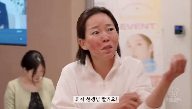 아토피로 인한 가려움증 호소하는 SNL코리아 속 환자(정이랑 분) [쿠팡플레이 'SNL코리아' 제공. 재판매 및 DB 금지]