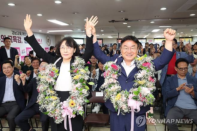 권순기 당선인 경남교육 '보수 탈환' 권순기 경남교육감 당선인이 지난 4일 오전 선거사무소에서 당선이 확정되자 부인 김윤희 씨와 기뻐하고 있다. [연합뉴스 자료 사진]