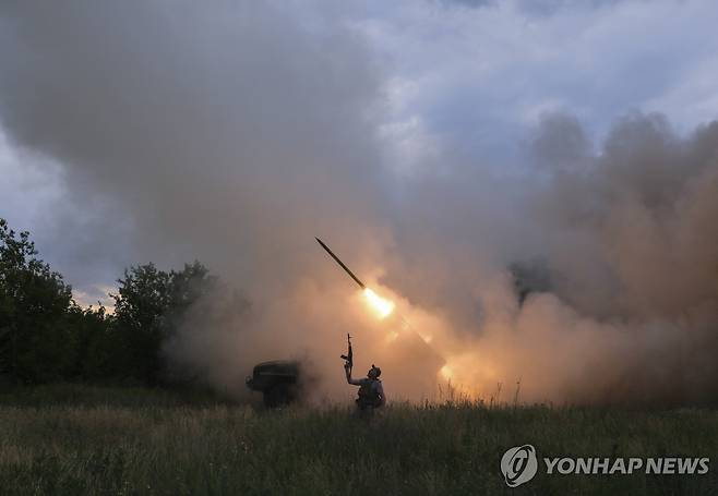 로켓 발사하는 우크라이나 군 [EPA=연합뉴스. 재판매 및 DB 금지]
