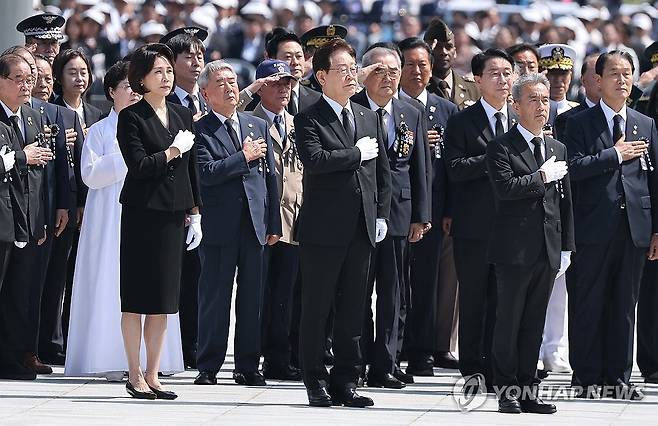 국기에 경례하는 이재명 대통령 부부 (서울=연합뉴스) 김도훈 기자 = 이재명 대통령과 김혜경 여사가 6일 서울 동작구 국립서울현충원에서 열린 제71회 현충일 추념식에서 현충탑 참배 전 국기에 경례하고 있다. 2026.6.6 superdoo82@yna.co.kr