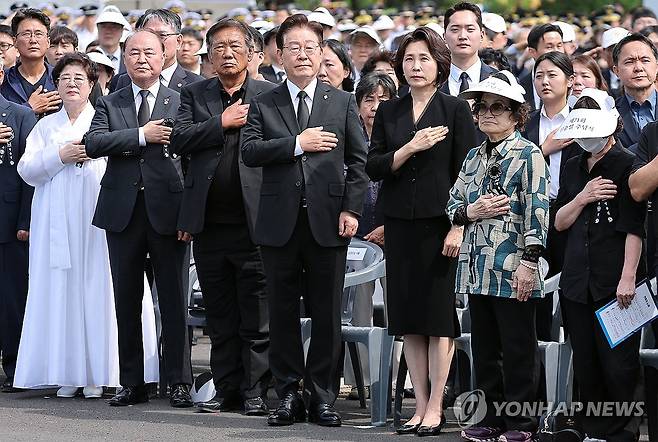 국기에 경례하는 이재명 대통령 부부 (서울=연합뉴스) 김도훈 기자 = 이재명 대통령과 김혜경 여사가 6일 서울 동작구 국립서울현충원에서 열린 제71회 현충일 추념식에서 국기에 경례하고 있다. 2026.6.6 superdoo82@yna.co.kr