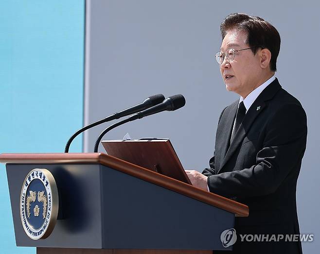 이재명 대통령, 현충일 추념사 (서울=연합뉴스) 김도훈 기자 = 이재명 대통령이 6일 서울 동작구 국립서울현충원에서 열린 제71회 현충일 추념식에서 추념사를 하고 있다. 2026.6.6 superdoo82@yna.co.kr