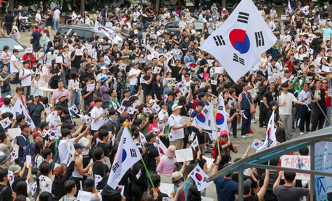 ▲ 6.3 지방선거 투표용지 부족 사태에 반발한 시민들이 7일 서울시 송파구 올림픽공원 핸드볼경기장 앞에서 재선거를 촉구하며 구호를 외치고 있다./전광현 기자 maggie@incheonilbo.com